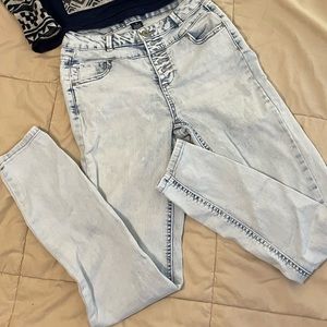 Size 1 jeans! No zipper 5 buttons!